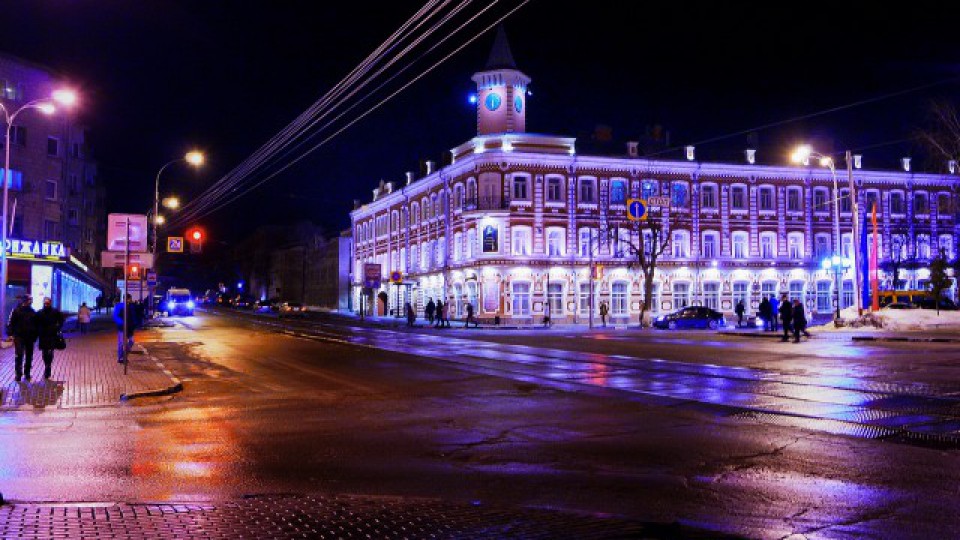 Ночной ульяновск. Ульяновск ночной центр. Дом Гончарова Ульяновск ночь. Ленин в Ульяновске на Гончарова. Центр ночной Ульяновск зима.